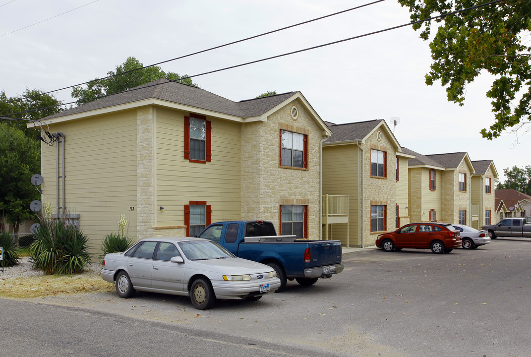 113 DL Vest in La Vernia, TX - Building Photo