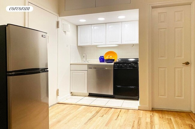 105 W 77th St in New York, NY - Building Photo - Building Photo