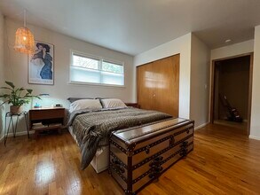 19202 20th Ave NW, Unit Coastal Suite in Shoreline, WA - Building Photo - Building Photo