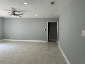 7923 Oak Forest Dr in Pensacola, FL - Foto de edificio - Building Photo