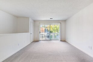 Wellington Place in Sandston, VA - Building Photo