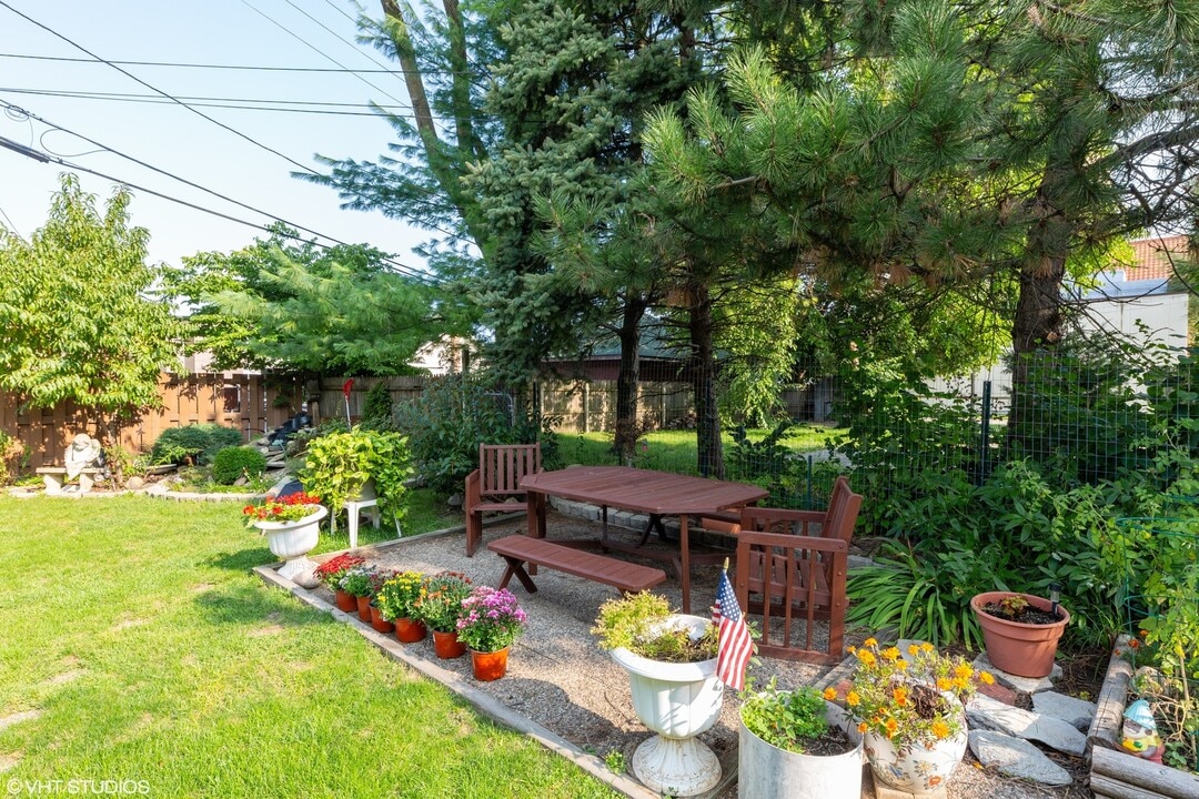 22 E Crystal Lake Ave in Crystal Lake, IL - Building Photo
