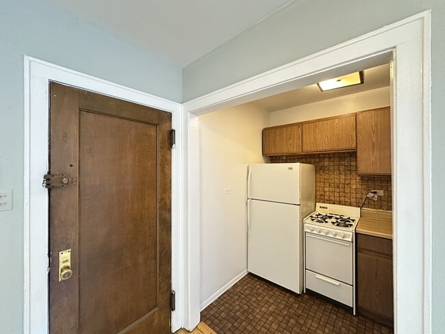 739 W Belmont, Unit 211 in Chicago, IL - Foto de edificio - Building Photo