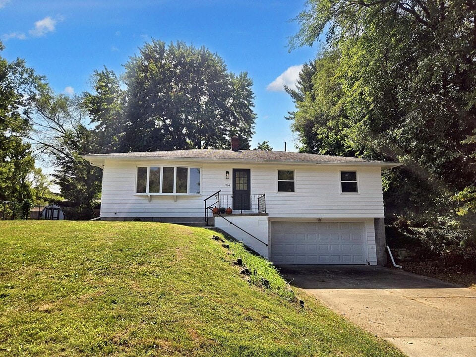 1204 Applecroft Ave in Portage, MI - Building Photo