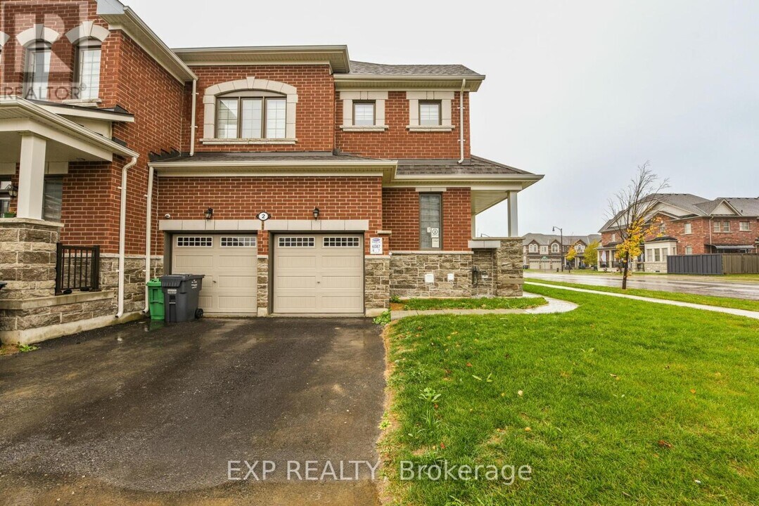 2 Keppel Cir in Brampton, ON - Building Photo