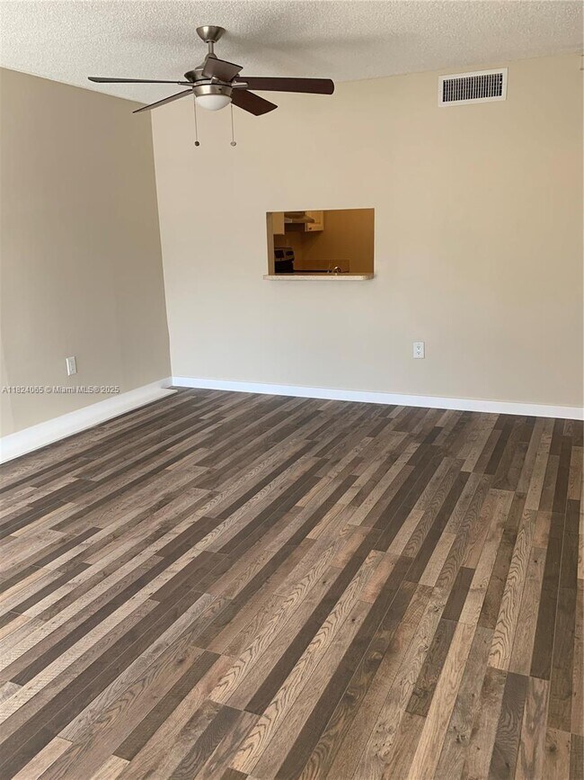 711 N Pine Island Rd, Unit 209 in Plantation, FL - Building Photo - Building Photo