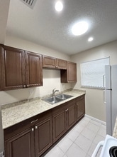 1611 Green Ln in Lantana, FL - Foto de edificio - Building Photo