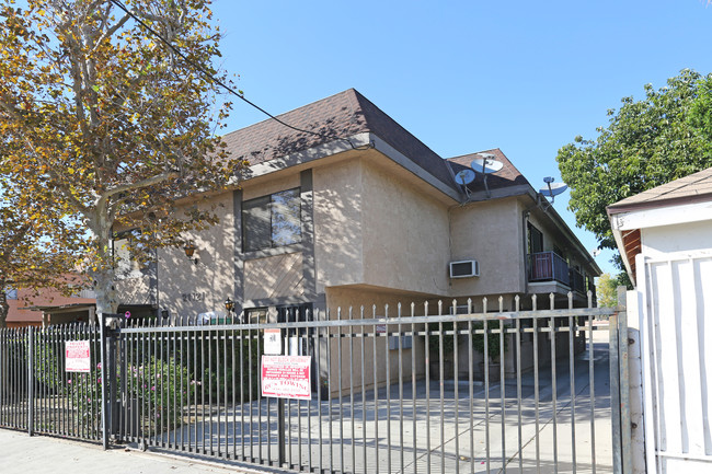 21121 Bassett St #2 Canoga Park, Ca 91303 in Canoga Park, CA - Building Photo - Primary Photo