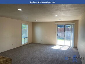 2672 Tahitian Ave in Medford, OR - Building Photo - Building Photo
