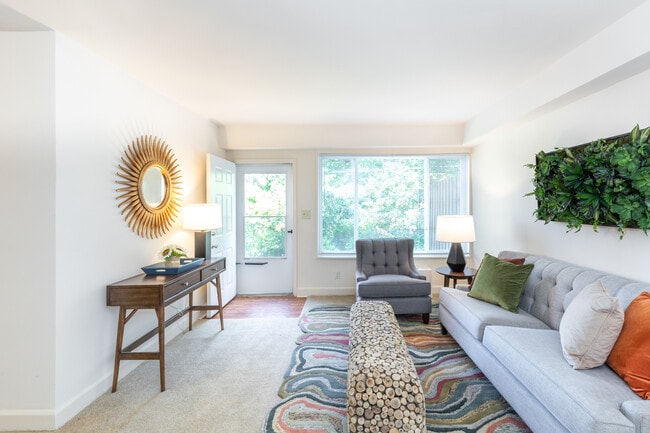 Columbia Grove Apartments in Arlington, VA - Foto de edificio - Interior Photo