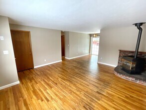 5744 Schiesel Ave in Klamath Falls, OR - Building Photo - Building Photo