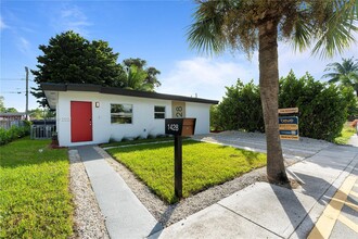 1428 NE 153rd Terrace in North Miami Beach, FL - Foto de edificio - Building Photo