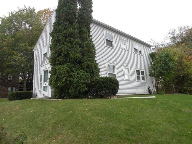 10 Hill Crescent, Unit #1 in Southbridge, MA - Foto de edificio - Building Photo