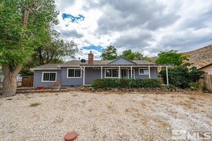 215 Mule Deer Rd in Coleville, CA - Building Photo