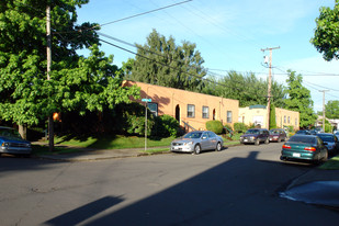 Granada Court Apartments in Portland, OR - Foto de edificio - Building Photo