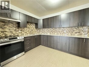655 Fennell Ave E in Hamilton, ON - Building Photo - Building Photo