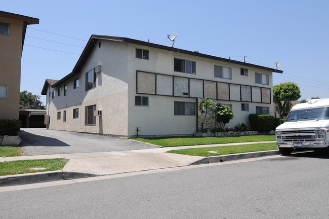 La Cadena II Apartments in La Habra, CA - Foto de edificio - Building Photo