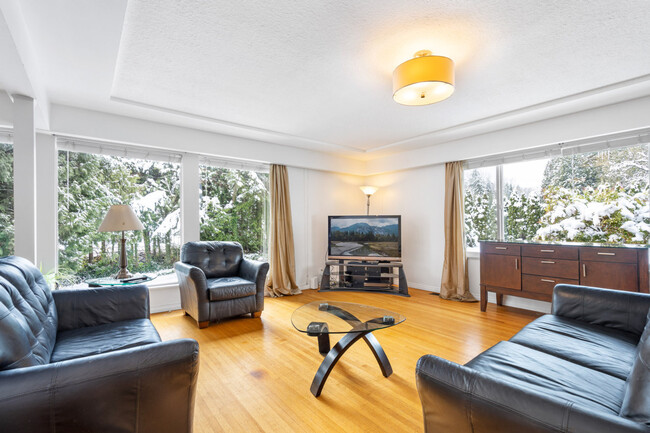 1520 Taylor Wy in West Vancouver, BC - Building Photo - Building Photo