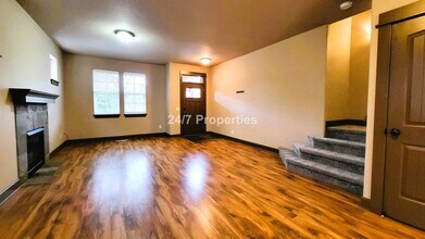 19328 Friars Ln in Oregon City, OR - Foto de edificio - Building Photo