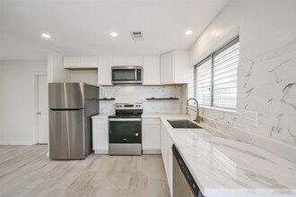 2114 Shasta Dr in Kemah, TX - Building Photo - Building Photo