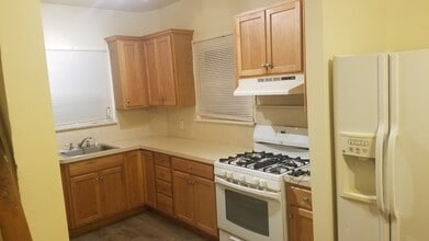 8 Charlton Ave in Piscataway, NJ - Foto de edificio - Building Photo