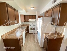 806 Cedar River Dr NW in Waverly, IA - Building Photo - Building Photo
