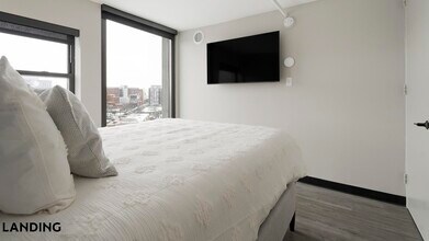 1922 W Ogden Ave, Unit 909 in Chicago, IL - Building Photo - Building Photo