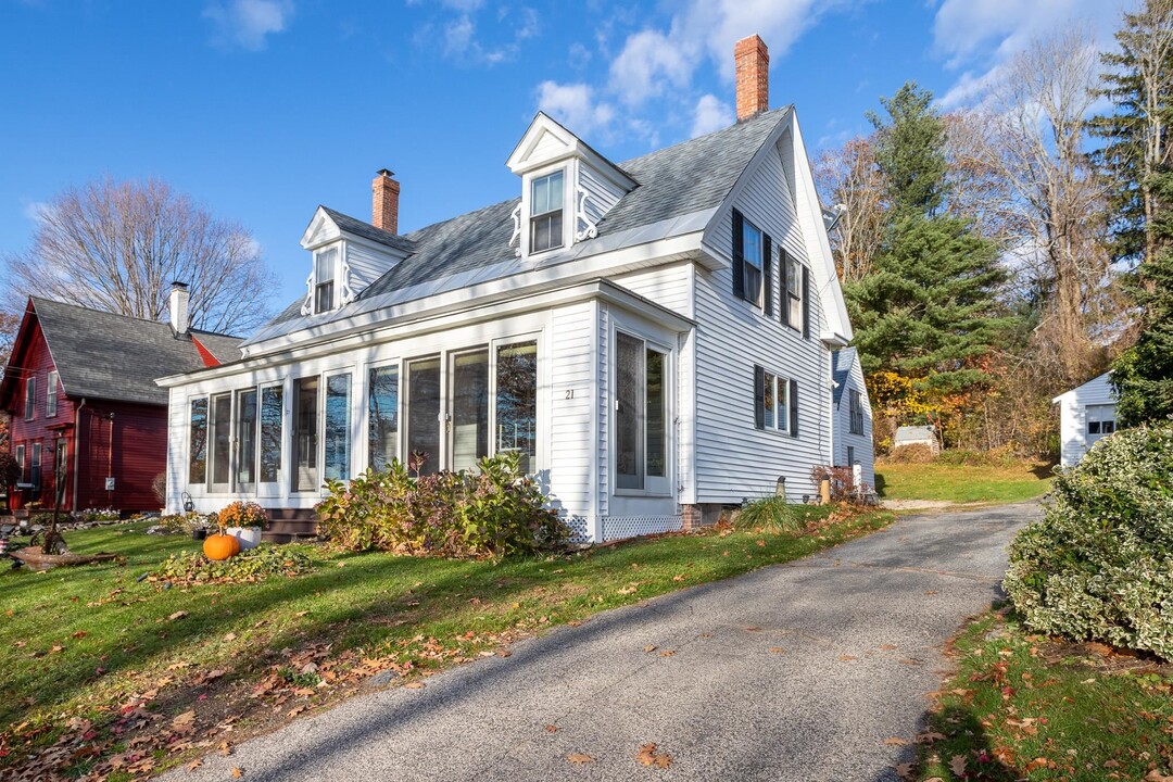 21 Old Ferry Ln in Kittery, ME - Building Photo