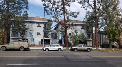 Granada Court in Granada Hills, CA - Foto de edificio - Building Photo