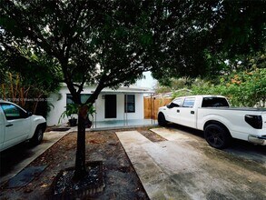5652 Hayes St-Unit -B in Hollywood, FL - Building Photo - Building Photo