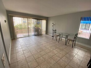 8324 Regents Rd, Unit 1P in San Diego, CA - Building Photo - Building Photo