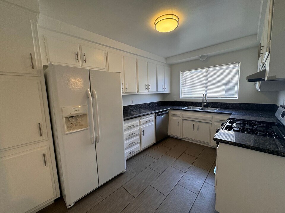 1065 S Holt Ave in Los Angeles, CA - Building Photo