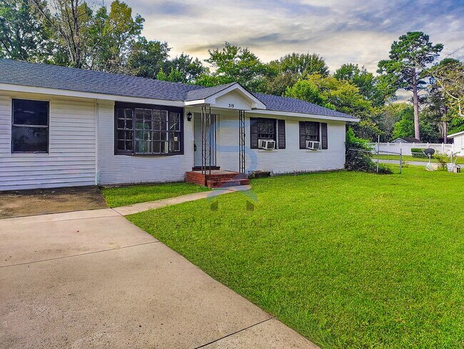 319 Sarah Dr in Warner Robins, GA - Building Photo - Building Photo