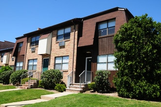 North Brunswick Manor in North Brunswick, NJ - Foto de edificio - Building Photo