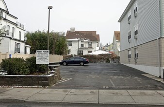 Canterbury Commons in Mount Vernon, NY - Foto de edificio - Building Photo