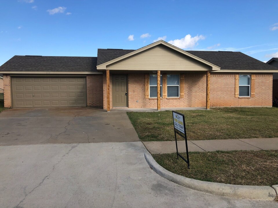 309 Kathy Ln in Granbury, TX - Building Photo