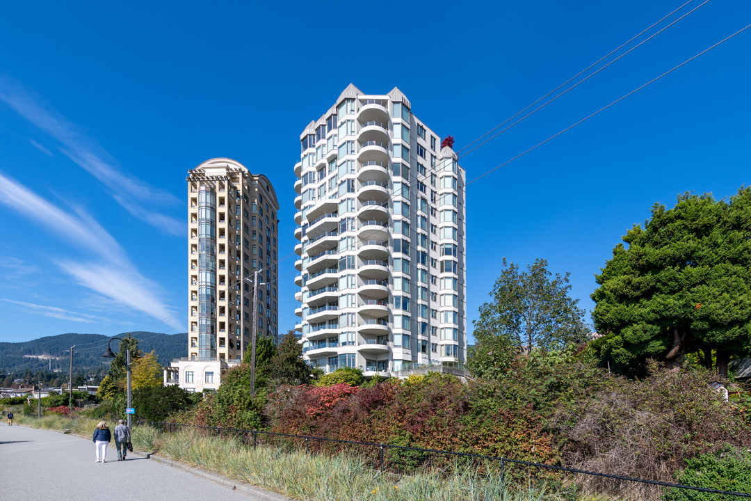 Regatta Pointe in West Vancouver, BC - Building Photo