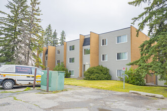 4401 33 Av SW in Calgary, AB - Building Photo - Building Photo