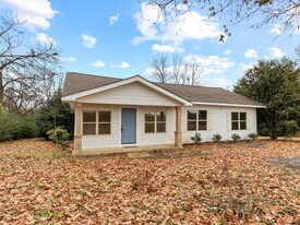 2061 Lindsay Ln S in Athens, AL - Building Photo