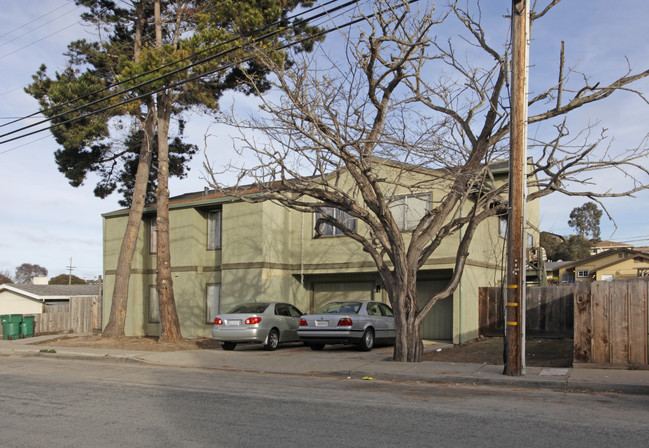 1081 Trinity Ave in Seaside, CA - Foto de edificio - Building Photo