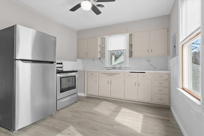 1301 Pine St in Highland, IL - Building Photo - Building Photo