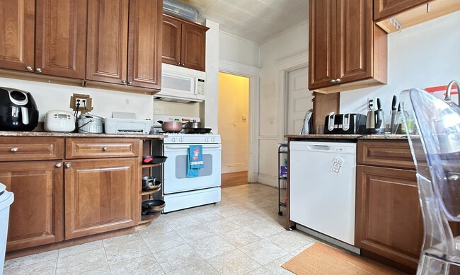 319 Faneuil St, Unit 3B