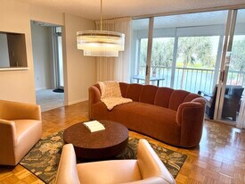 102 Half Moon Cir, Unit G2 in Hypoluxo, FL - Building Photo