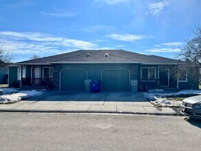 1025 SE Freedom Cir in Mountain Home, ID - Building Photo - Building Photo