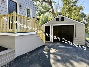 2334 S Hall Rd in Independence, MO - Foto de edificio - Building Photo