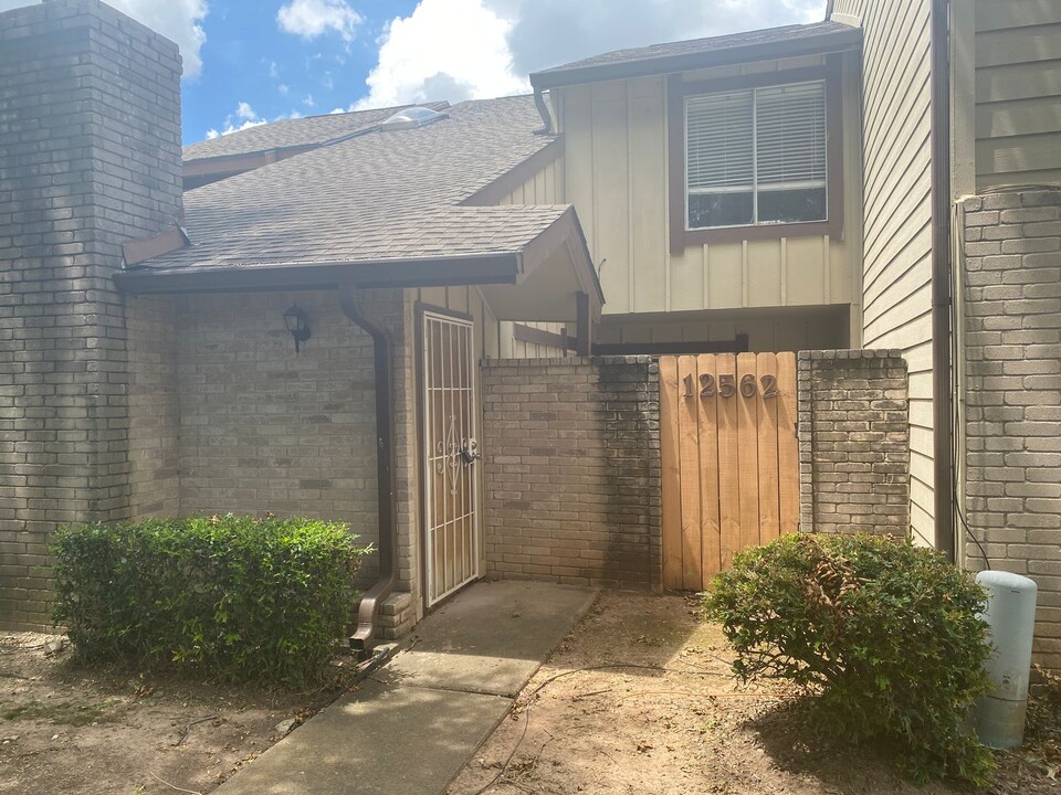 12562 Newbrook Dr in Houston, TX - Building Photo