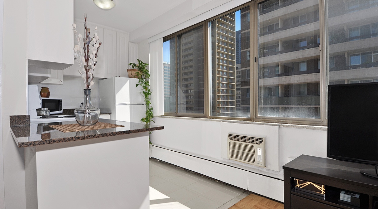 48 Isabella St in Toronto, ON - Building Photo