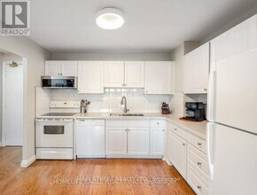 155 Main St N in Newmarket, ON - Building Photo - Building Photo