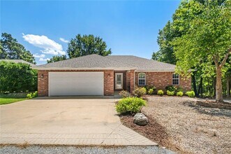 99 Buckingham Dr in Bella Vista, AR - Building Photo - Building Photo
