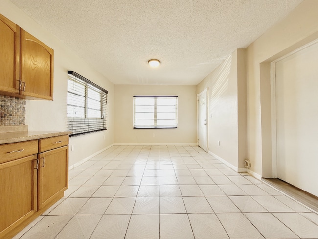 567 E 11th St in Hialeah, FL - Building Photo - Building Photo